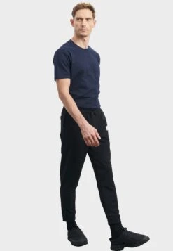 Standard Fit - Trainingsbroek - Black -Mode Kledingwinkel 040a5702ad9f4d4c9f9bba246c1c631e