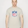 NEW ERA Nfl Generic Logo Nfl Shield Graphic Tee - T-Shirt Print - Offwhite 1 NEW ERA Nfl Generic Logo Nfl Shield Graphic Tee - T-Shirt Print - Offwhite -Mode Kledingwinkel 04a85be5d495492bb42290b83b0d8a88