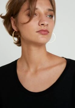 American Vintage Jacksonville Round Neck Long Sleeve - Longsleeve - Noir -Mode Kledingwinkel 05ba7815a5564602a01b36d737217531