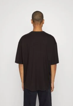 Redefined Rebel Derek Tee Plus - T-Shirt Print - Bristol Black -Mode Kledingwinkel 0629f264e32b4c4981033f684267d2be