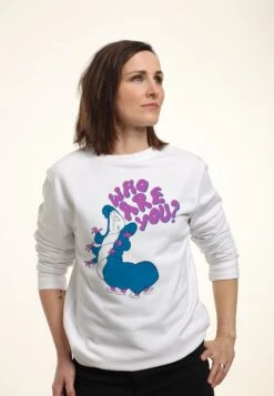 Disney Alice In Wonderland Who Are You - Sweater - White -Mode Kledingwinkel 06aea65f08fd4712884100a0d902649a