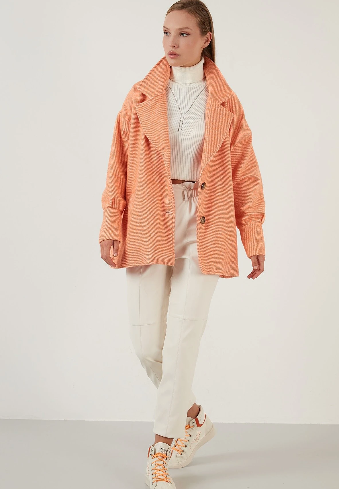 LELA Loose Fit - Halflange Jas - Orange 4 LELA Loose Fit - Halflange Jas - Orange - Afbeelding 2