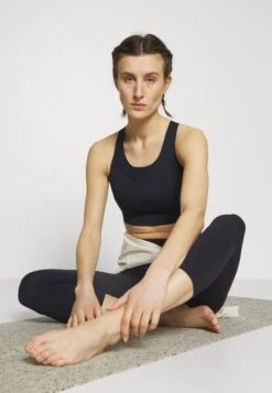 Hunkemöller Make Me Zen Bra - Sport-Bh Met Light Support - Black -Mode Kledingwinkel 0e1c88a2dc8c4be58244dce07283d1d1