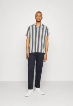 Nieuwe uitgaven -Mode Kledingwinkel 0ebf253680184506ab1dac88b25f3271