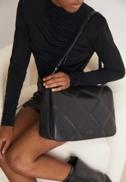 Calvin Klein Quilt Shoulder Bag - Handtas - Black