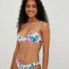 NA-KD Mit Hohem Beinausschnitt - Bikinibroekje - Soft Floral Pattern 2 NA-KD Mit Hohem Beinausschnitt - Bikinibroekje - Soft Floral Pattern -Mode Kledingwinkel 1611b45a1444467c8379ca64e0eeac0a