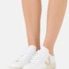 Veja V 12 - Sneakers Laag - Extra White/Sable -Mode Kledingwinkel 16c84af91a594c129219a1e2765d9ca5