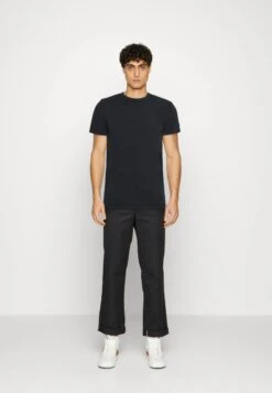 Nieuwe uitgaven -Mode Kledingwinkel 197c2acf179c417eb839a63737b00740