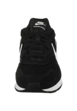 Nike Sportswear Schuhe Venture Runner - Sneakers Laag - Black/White -Mode Kledingwinkel 1d41d4f7ba2446ab8526527253c7e84b