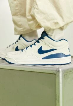 Nieuwe uitgaven -Mode Kledingwinkel 1e58f6639108458987e834bd2f04c490