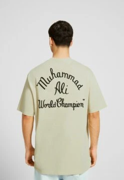 BERSHKA Short Sleeve Boxy Muhammad Ali- T-Shirt Print - Camel 10 BERSHKA Short Sleeve Boxy Muhammad Ali- T-Shirt Print - Camel -Mode Kledingwinkel 22d258f477824483a5d7fd3755d72c2f