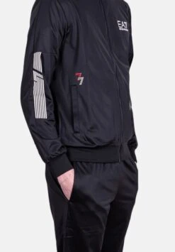 EA7 Emporio Armani Tuta 7 Lines Set - Trainingspak - Nero 8 EA7 Emporio Armani Tuta 7 Lines Set - Trainingspak - Nero -Mode Kledingwinkel 235abe40f58e41bb8db1ccbd8d9cb292