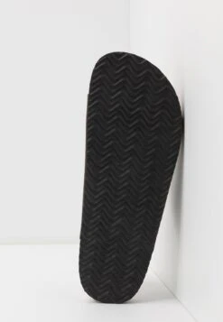 Pier One Unisex - Pantoffels - Brown 12 Pier One Unisex - Pantoffels - Brown -Mode Kledingwinkel 23e143c048ee4fd8b5e22a3556ccfbfb