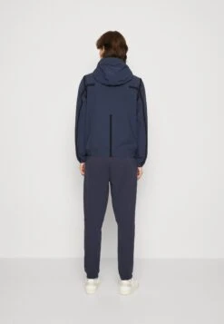 Lacoste Regenjas - Bleu 9 Lacoste Regenjas - Bleu -Mode Kledingwinkel 25590031a909469fb076e66c761601cc