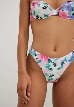 NA-KD Mit Hohem Beinausschnitt - Bikinibroekje - Soft Floral Pattern -Mode Kledingwinkel 28b9f3ae00ba4ce792e0743105d63762