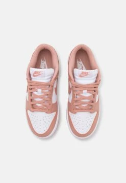 Nike Sportswear Dunk- Sneakers Laag - White/Rose Whisper 11 Nike Sportswear Dunk- Sneakers Laag - White/Rose Whisper -Mode Kledingwinkel 2ddc74821ca94dcc87508c02dbac9a81