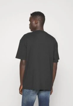 YOURTURN T-Shirt Print - Black 10 YOURTURN T-Shirt Print - Black -Mode Kledingwinkel 2de02ada82e24cd6bfb2575529971141