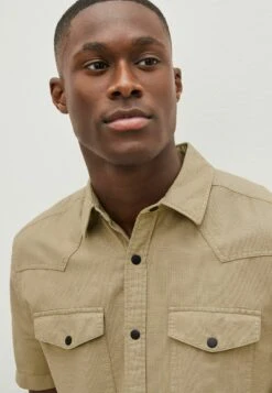 Next Twin Pocket Textured Short Sleeve Standard - Overhemd - Neutral 10 Next Twin Pocket Textured Short Sleeve Standard - Overhemd - Neutral -Mode Kledingwinkel 2de9a26d07d74b339ec7e32c4b7b4659