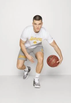 NEW ERA Nba Team Logo Shorts Los Angeles Lakers - Korte Broeken - Grey -Mode Kledingwinkel 30b55daeda2b4018ad41b18fe73d9953