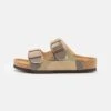 Birkenstock Arizona Geometric Unisex - Muiltjes - Desert Soil/Khaki -Mode Kledingwinkel 385a5701d46a430f8e637ebf62080cc5