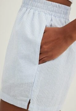 NA-KD Gestreifte Seersucker Mit Elastischem Bund - Shorts - Blue White 8 NA-KD Gestreifte Seersucker Mit Elastischem Bund - Shorts - Blue White -Mode Kledingwinkel 435dd375b1e74c2091fe6cb0012fd4e8