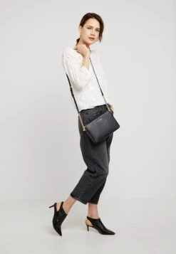 Nieuwe uitgaven -Mode Kledingwinkel 460555e03ca1461f800e3641c07c32f6