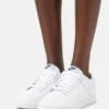 Nike Sportswear Dunk- Sneakers Laag - White 2 Nike Sportswear Dunk- Sneakers Laag - White -Mode Kledingwinkel 4724a03f07a043ada50f41c442fe69dc