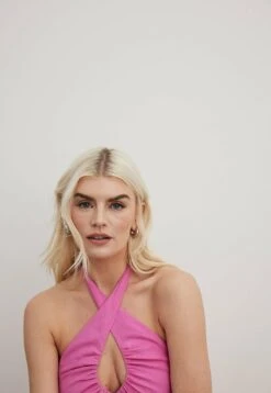 NA-KD Mit Schrägschnitt - Galajurk - Pink -Mode Kledingwinkel 49ec294f587241fbb3cb7d70b26373b7