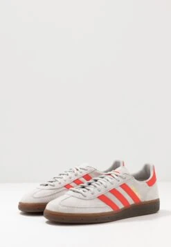 Adidas Originals Handball Spezial - Sneakers Laag - Grey Two/Hi-Res Red /Gold Metallic -Mode Kledingwinkel 49f79ec7ce4a4d9f80154d261eb5d359