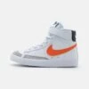 Nike Sportswear Blazer Mid 77 Unisex - Sneakers Hoog - White/Safety Orange-Wolf Grey-Black