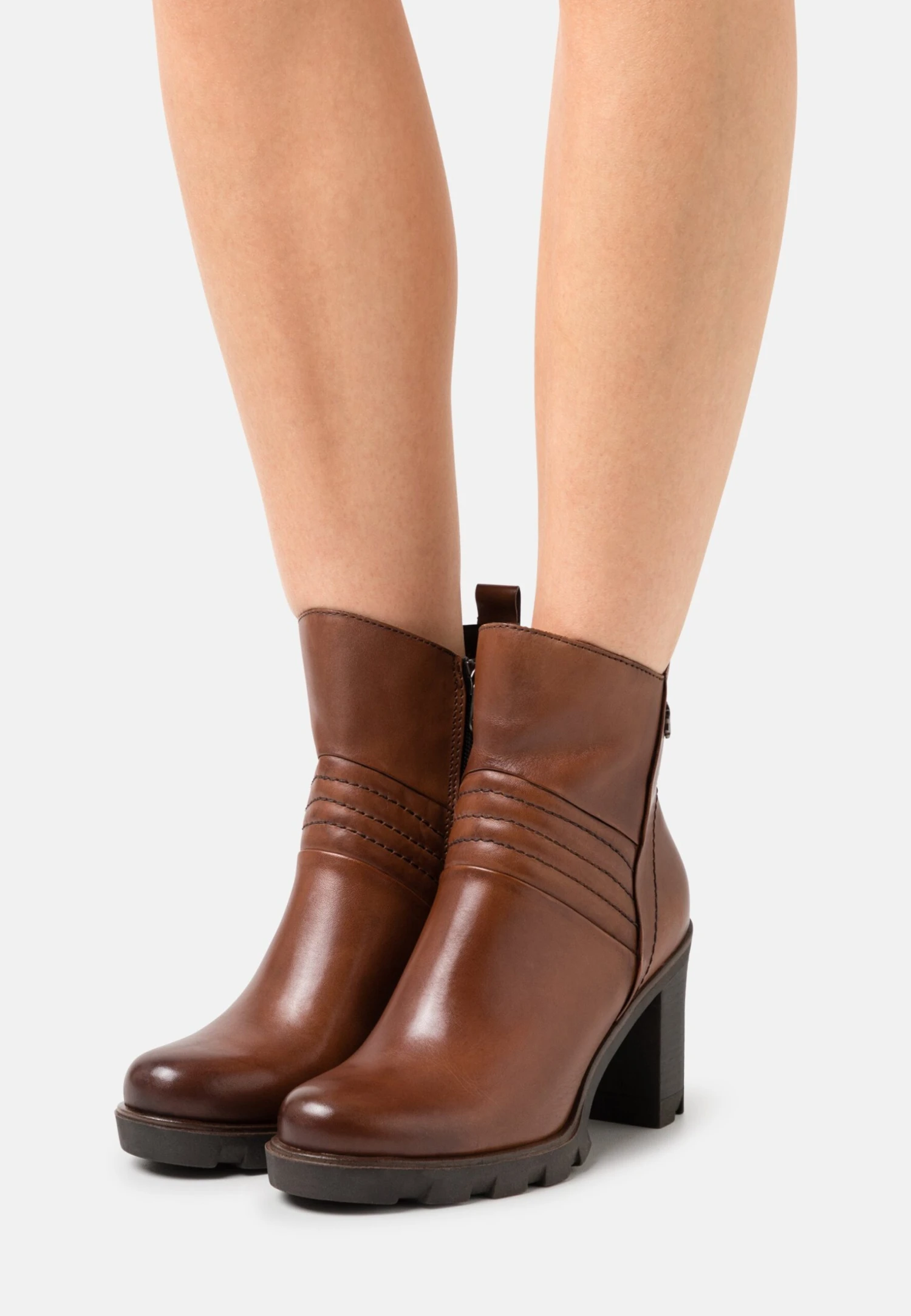 Marco Tozzi By Guido Maria Kretschmer - Korte Laarzen - Cognac 3 Marco Tozzi By Guido Maria Kretschmer - Korte Laarzen - Cognac