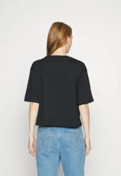 MOSCHINO Brooch Ornaments - T-Shirt Print - Fantasy Black -Mode Kledingwinkel 5d013249017842fbbd3aed3979607934