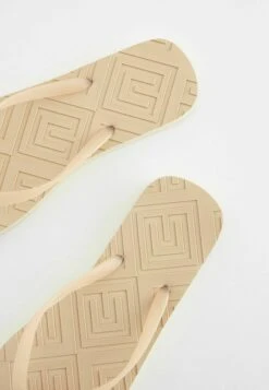 Next Monogram Detailing Standard - Teensandalen - Sand Natural 10 Next Monogram Detailing Standard - Teensandalen - Sand Natural -Mode Kledingwinkel 61c8035b05bc461c9e88a05b6acb65ab