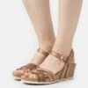 Panama Jack Vera Malibu- Sandalen Met Sleehak - Bronce 2 Panama Jack Vera Malibu- Sandalen Met Sleehak - Bronce -Mode Kledingwinkel 641a354a448448e9994ccedba00be04a