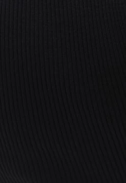 Crop Singlet - Top - Black 9 Crop Singlet - Top - Black -Mode Kledingwinkel 6471cf8a2815419aa38fcc50832e48f9