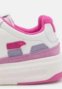 Emporio Armani Sneakers Laag - White/Pink 15 Emporio Armani Sneakers Laag - White/Pink -Mode Kledingwinkel 6ab5ca49a7734fedb8b7a6f5f1c5966f