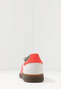 Adidas Originals Handball Spezial - Sneakers Laag - Grey Two/Hi-Res Red /Gold Metallic -Mode Kledingwinkel 6c8f182645794605aafd6d4047f20017