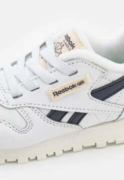 Reebok Classic Cl Unisex - Sneakers Laag - Footwear White/Vector Navy/Chalk -Mode Kledingwinkel 6d86da25695b4cb5998814036bfbac5f