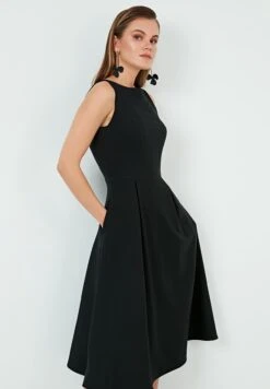 LELA Crew Neck Pleated Midi - Cocktailjurk - Black -Mode Kledingwinkel 6e9ae0d79729410a8c52ceeb2264a85a