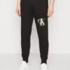 Calvin Klein Jeans Spray Pant - Trainingsbroek - Black 2 Calvin Klein Jeans Spray Pant - Trainingsbroek - Black -Mode Kledingwinkel 6fafae85b8244315a15b5cbd7bd25515
