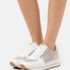 MICHAEL Michael Kors Monique Trainer - Sneakers Laag - White/Gold -Mode Kledingwinkel 71f31a7d9d41423b9c3fc0d8b1b57ae7