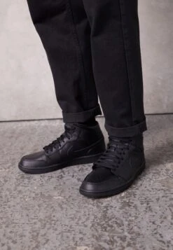 Nieuwe uitgaven -Mode Kledingwinkel 71fe39fc2e4a472aae7a84c190966179