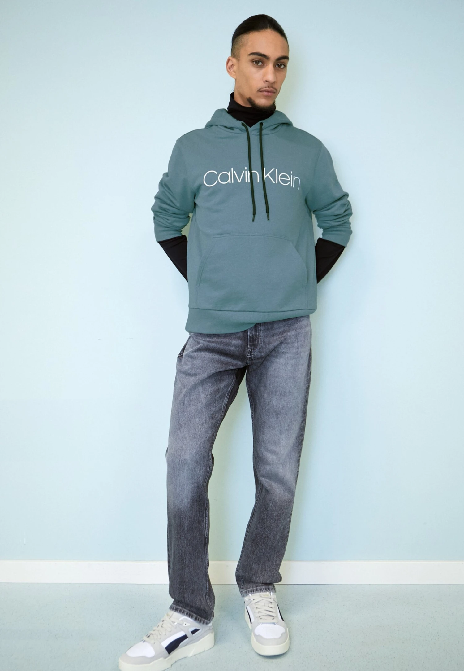 Calvin Klein Logo Hoodie - Hoodie - Grey Tar 4 Calvin Klein Logo Hoodie - Hoodie - Grey Tar - Afbeelding 2