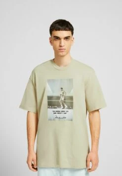 BERSHKA Short Sleeve Boxy Muhammad Ali- T-Shirt Print - Camel