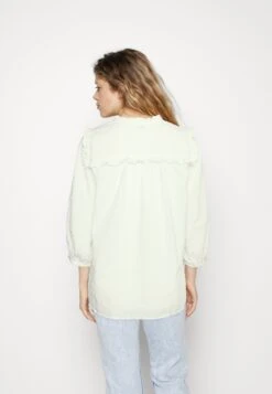 B.young Gilla Frill Blouse - Blouse - Off White -Mode Kledingwinkel 789729ef138d4b5bbbfb796b081dec71