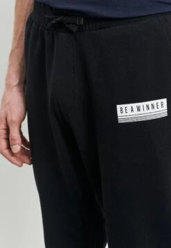 Standard Fit - Trainingsbroek - Black -Mode Kledingwinkel 7c440b0da2a0413abe63714944ea305e