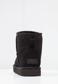 Ugg Classic Mini - Korte Laarzen - Black -Mode Kledingwinkel 7c7e7382554e433aae7c9c33349d0382