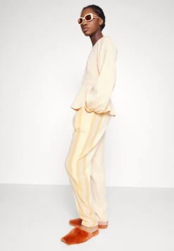 Freya Pants - Broek - Coral -Mode Kledingwinkel 7faf43b7f3cd4b2490e22e794149929a