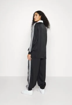 Adidas Originals Originals Balloon Pant - Trainingsbroek - Black -Mode Kledingwinkel 81fb9f6af6e54e0395379f9524a5f5dd