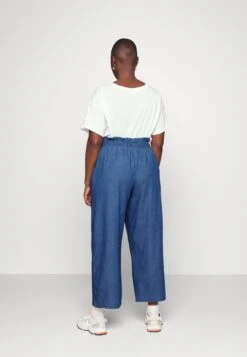 ONLY CARMAKOMA Carcaly Wide Crop - Relaxed Fit Jeans - Medium Blue Denim -Mode Kledingwinkel 83531222d30c45a085f409db755a2604